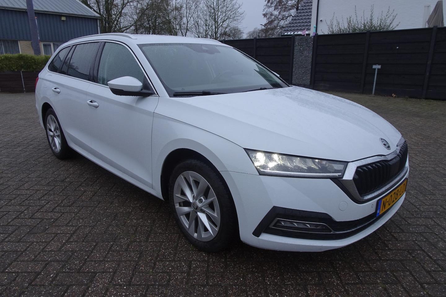 Skoda Octavia Combi - 1.0 TSI Business Edition COMBI * 110pk * AIRCO * LMV * NAVI * CAMERA * TREKHAAK * - AutoWereld.nl