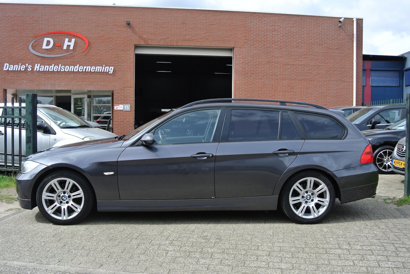 BMW 3-serie Touring - 320i Business Line airco automaat inruil mogelijk - AutoWereld.nl