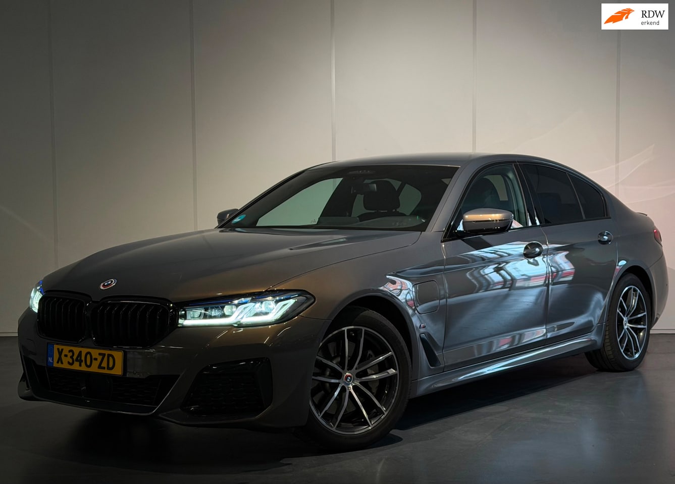 BMW 5-serie - 530e Business Edition Plus M-Sport Full /Laser/Adaptive/ACC/HUD/Elek. Trekhaak/Sfeer/CarPl - AutoWereld.nl