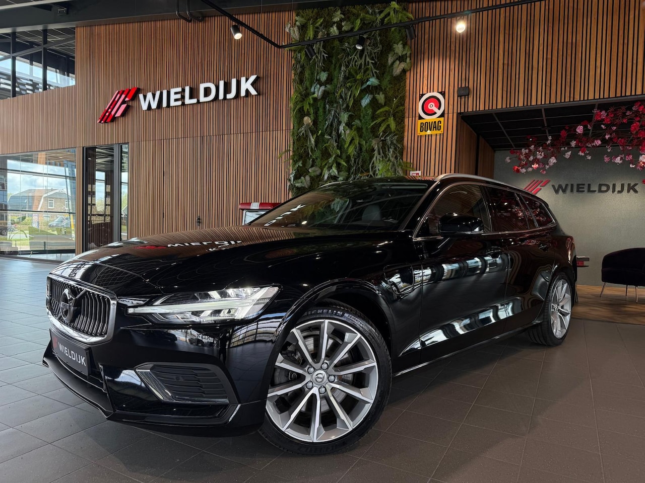 Volvo V60 - 2.0 T8 Recharge AWD R-Design Pannorama schuif elektrische trekhaak - AutoWereld.nl