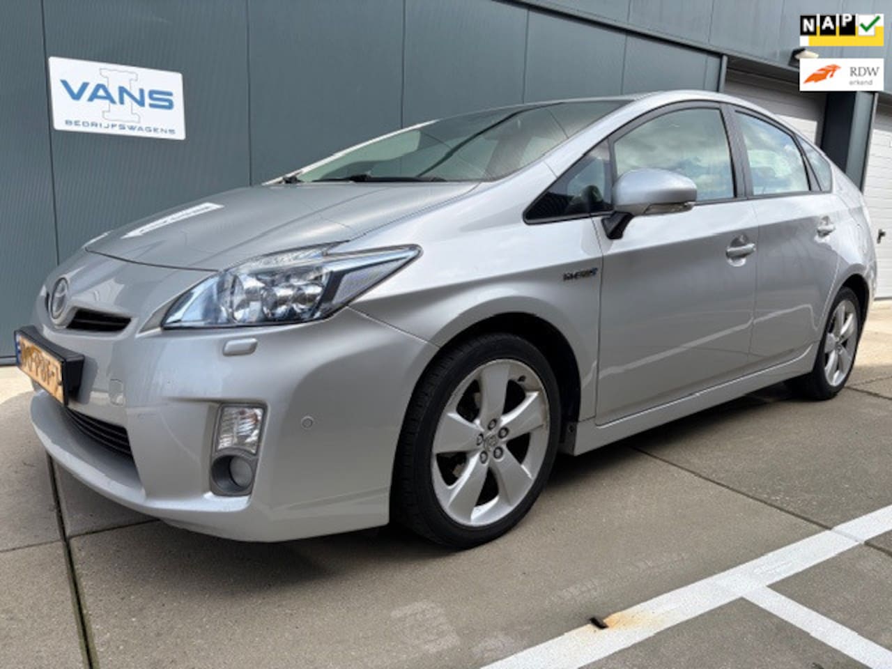 Toyota Prius - 1.8 Executive HYBRIDE met LEDER - AutoWereld.nl