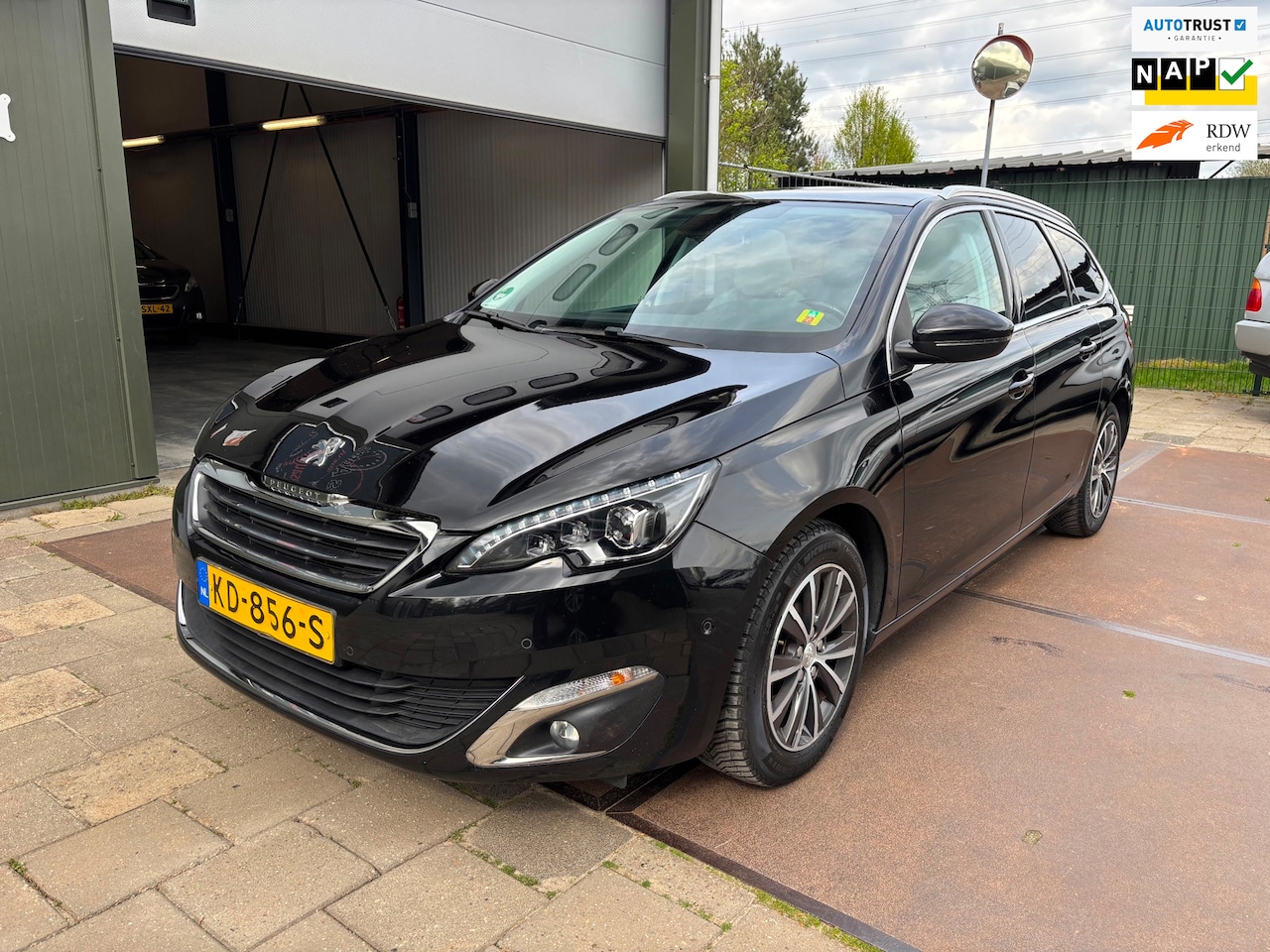 Peugeot 308 SW - 1.2 PureTech Allure Pano Navi Camera 97dkm Nw Distributie - AutoWereld.nl