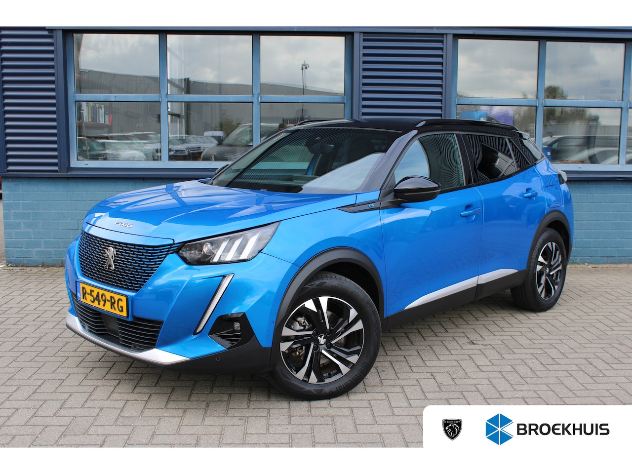 Peugeot e-2008 - EV GT 50 kWh | Achterbank in delen neerklapbaar | Achteruitrijcamera | Afwijkende dakkleur - AutoWereld.nl