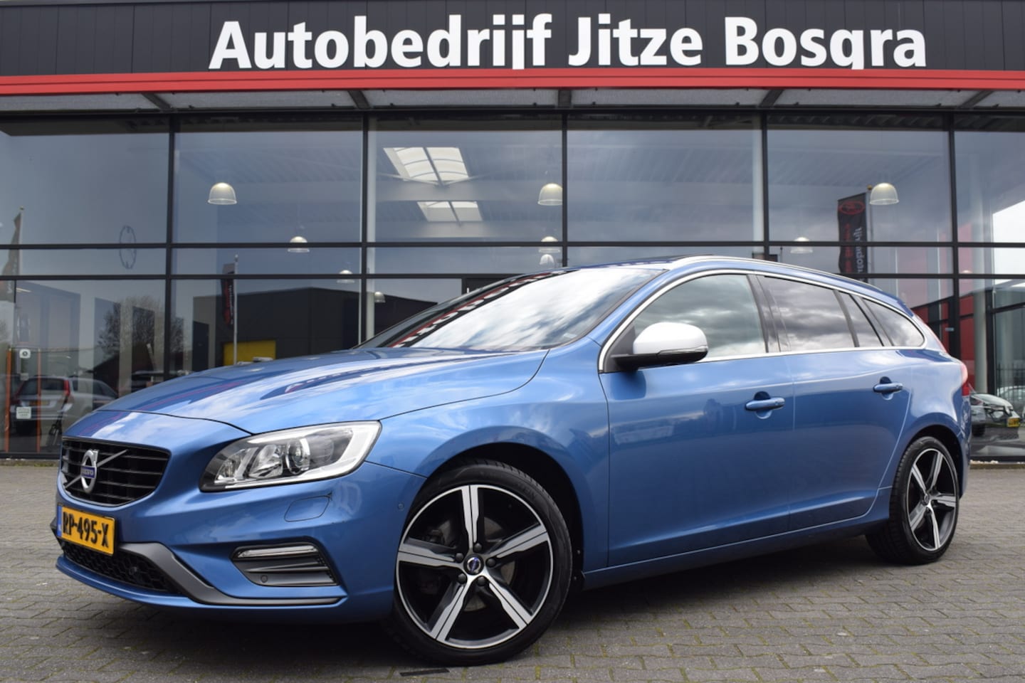 Volvo V60 - 2.0 T4 190pk Automaat R-Design Business Sport Bi-Xenon | Zwart Leder | Schuif/Kanteldak | - AutoWereld.nl