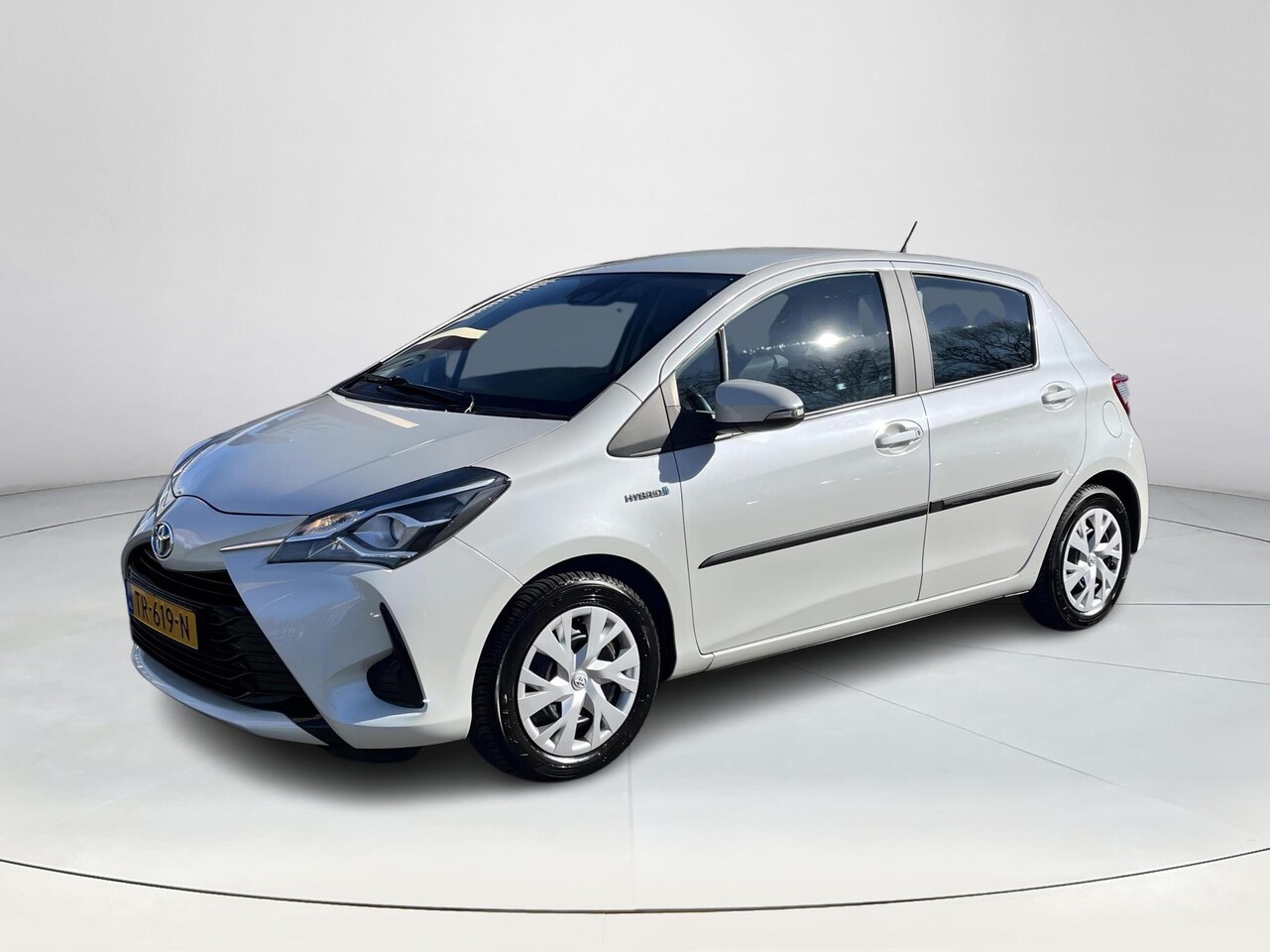 Toyota Yaris - 1.5 Hybrid Active | Navigatie  Fietsendragerbeugel | Parkeercamera | Cruise control | - AutoWereld.nl