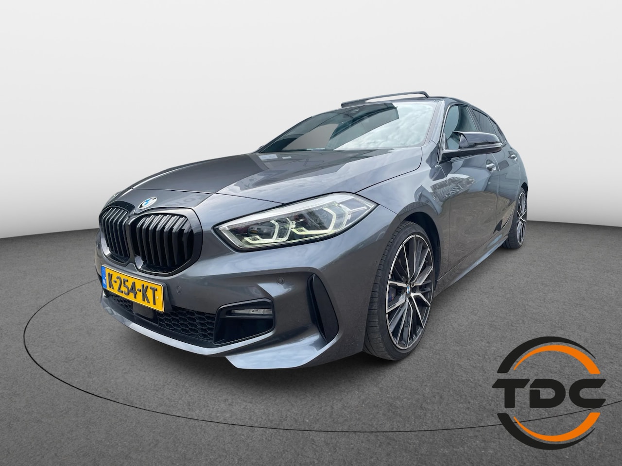 BMW 1-serie - 120i High Executive Edition M PANO CAMERA LEER HEAD-UP - AutoWereld.nl