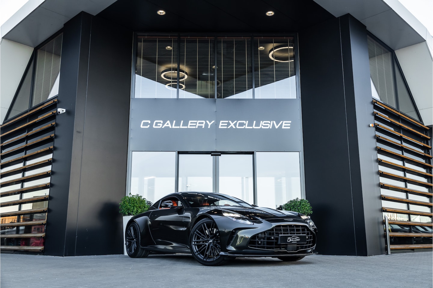 Aston Martin V8 Vantage - - 25MY | BTW | Minotaur Green | Stoelkoeling - AutoWereld.nl