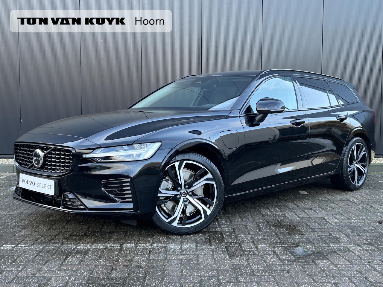 Volvo V60 - 2.0 T8 Plug-in hybrid AWD Plus Dark 360 camera/ Polestar tuning/ schuifdak/ head up displa - AutoWereld.nl