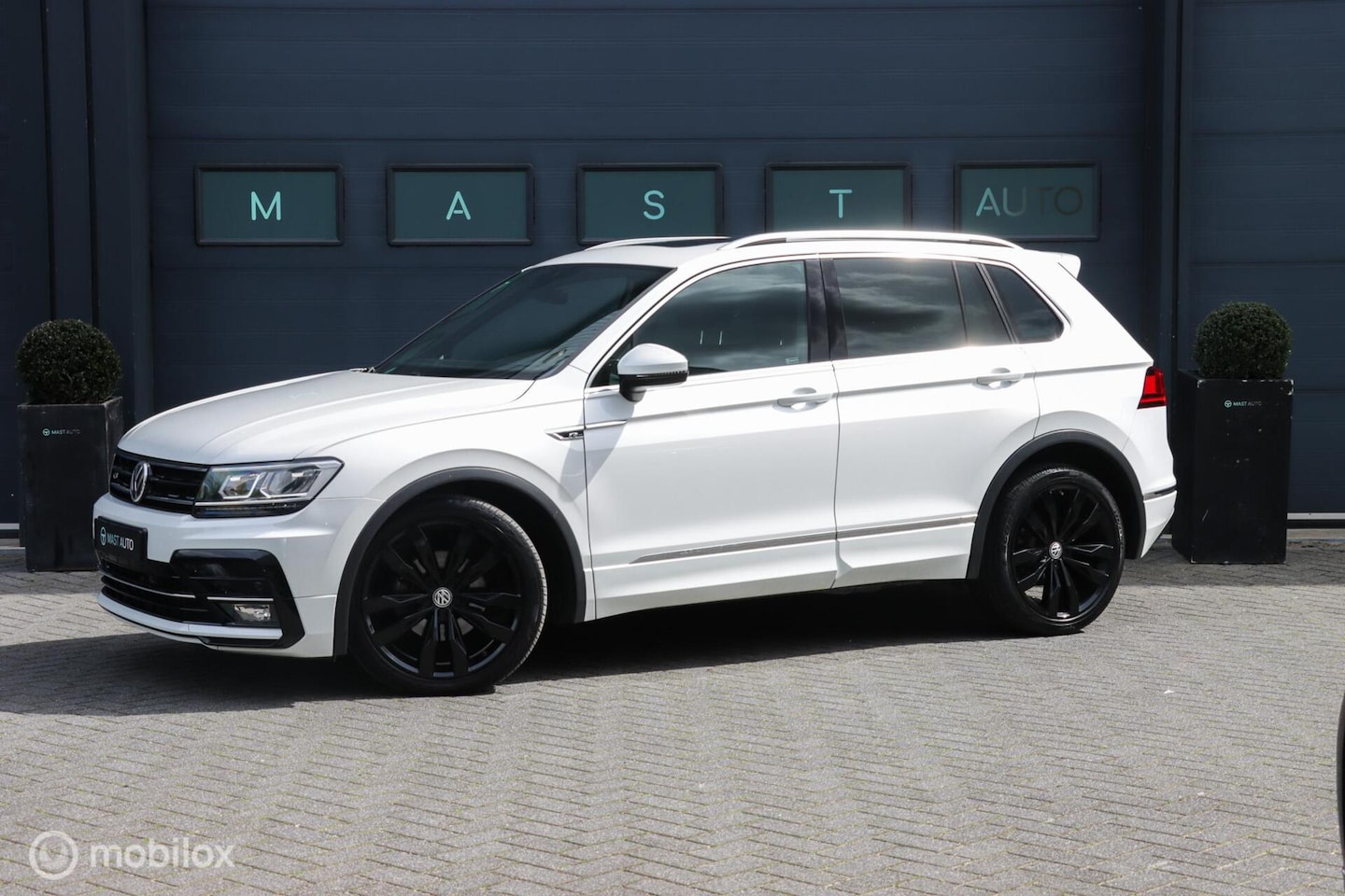 Volkswagen Tiguan - 2.0 TDI R-Line|AUT|PANO|Massage|Apple carplay - AutoWereld.nl