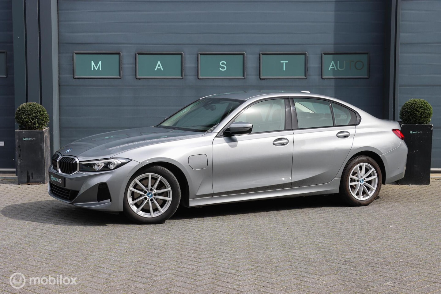 BMW 3-serie - 320e|Stoel & Stuur verwarming|Camera|LED|Carplay - AutoWereld.nl