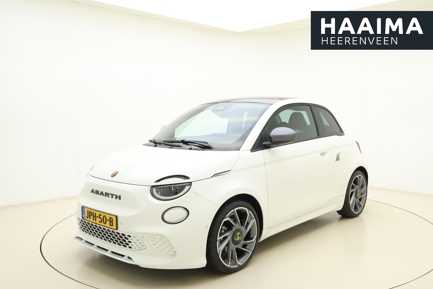 Fiat 500 Abarth - 42 kWh | Sportief | Panoramadak | Keyless | Alcantara lederen bekleding | 17" Lichtmetalen - AutoWereld.nl