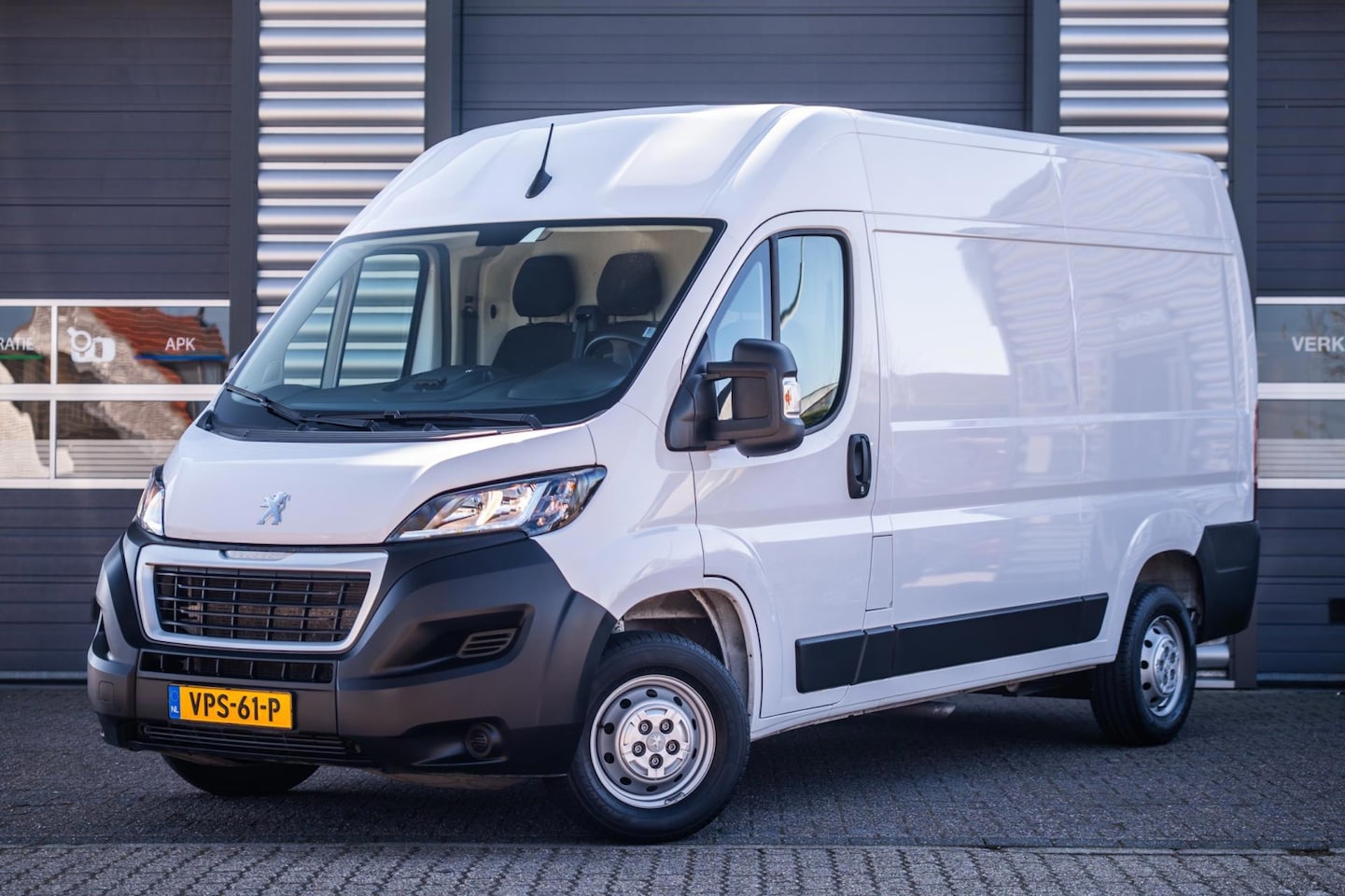 Peugeot Boxer - 330 2.2 BlueHDi 120 L2H2 Premium 330 2.2 BlueHDi 120 L2H2 Premium - AutoWereld.nl