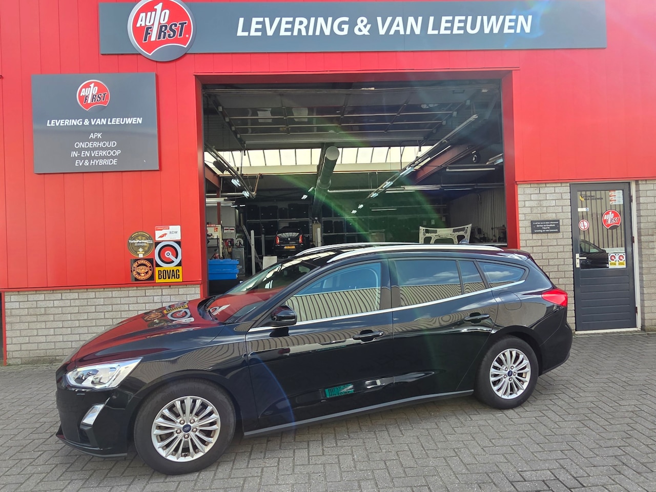 Ford Focus Wagon - 1.5 EcoBoost Titanium Automaat/ Trekhaak/ Parkeersensoren achter/ Stoel en voorruit verwar - AutoWereld.nl