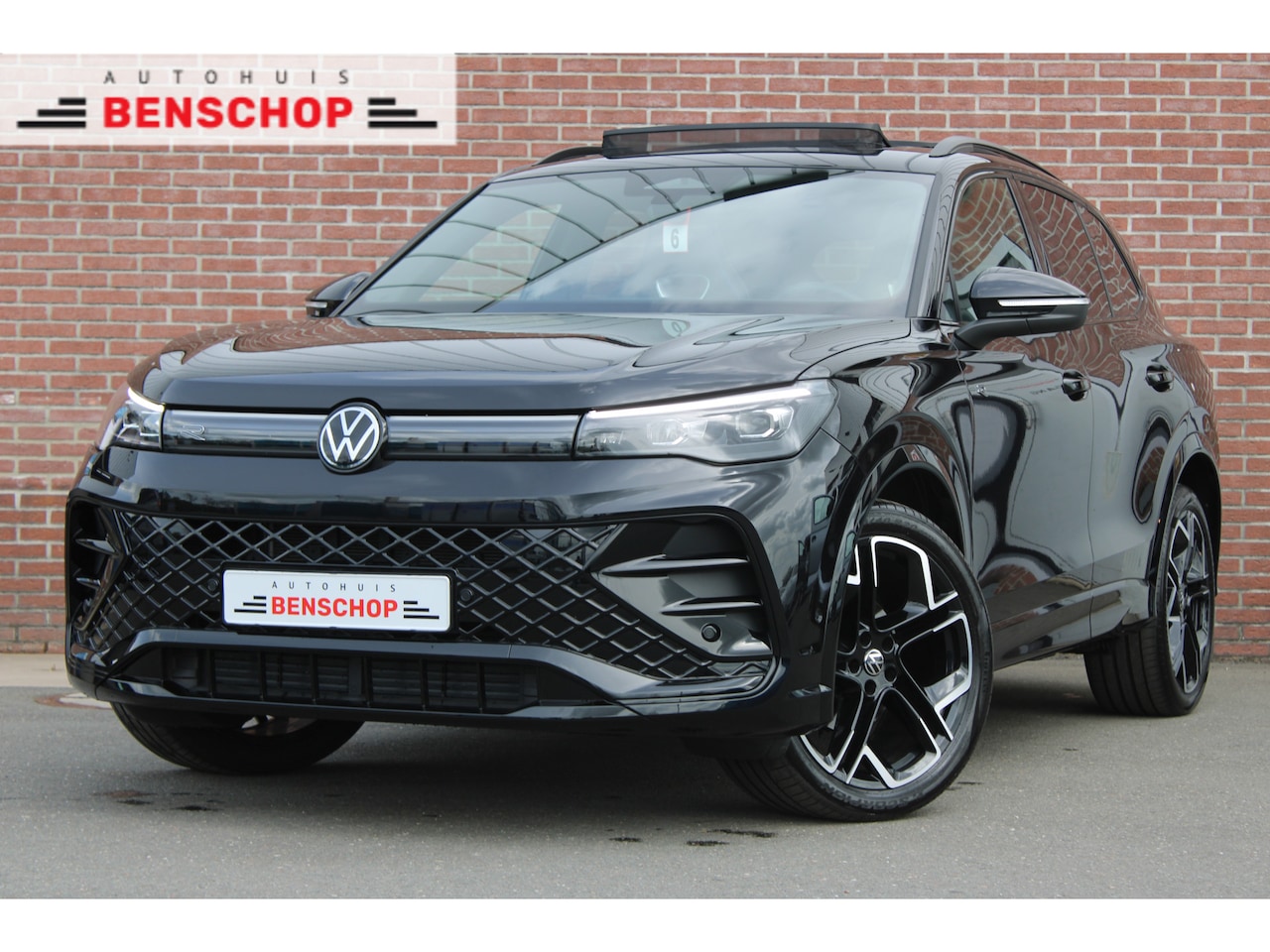 Volkswagen Tiguan - 1.5 eTSI 150PK DSG R-Line |PANO-DAK|BLACK-STYLE|TREKHAAK|IQ.DRIVE|CAMERA| - AutoWereld.nl