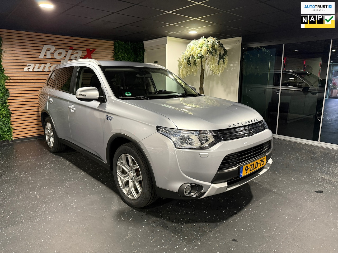 Mitsubishi Outlander - 2.0 PHEV Executive Edition X-Line DEALER OH - TREKHAAK - NWE APK. - AutoWereld.nl