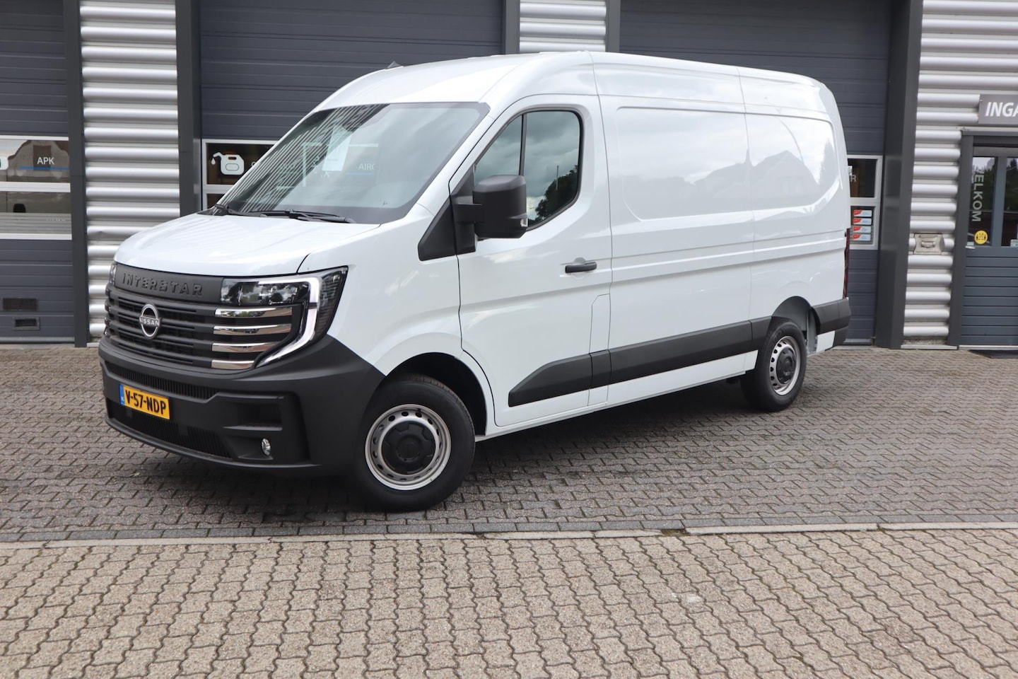Nissan Interstar - 3.5T 130PK N-Connecta L2H2 BPM VRIJ dealer garantie - AutoWereld.nl