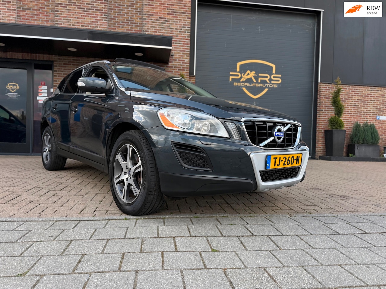 Volvo XC60 - 3.0 T6 AWD 4x4 305PK Momentum Automaat Panorama Dak Airco Navi Cruise Trekhaak - AutoWereld.nl