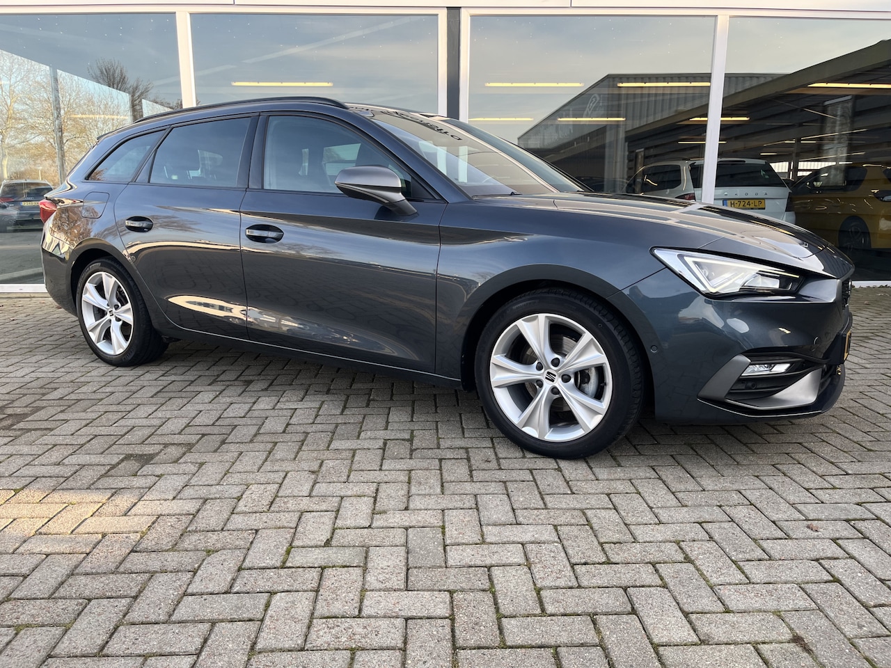 SEAT Leon Sportstourer - 1.5 eTSI FR Launch Edition/ Automaat / Virtual / Led / Lmv / Clima - AutoWereld.nl