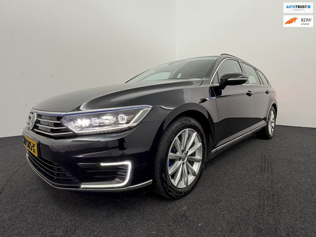 Volkswagen Passat Variant - 1.4 TSI GTE Highline 40km Accubereik CarPlay Adaptief Cruise Lane Assist Nette Auto - AutoWereld.nl