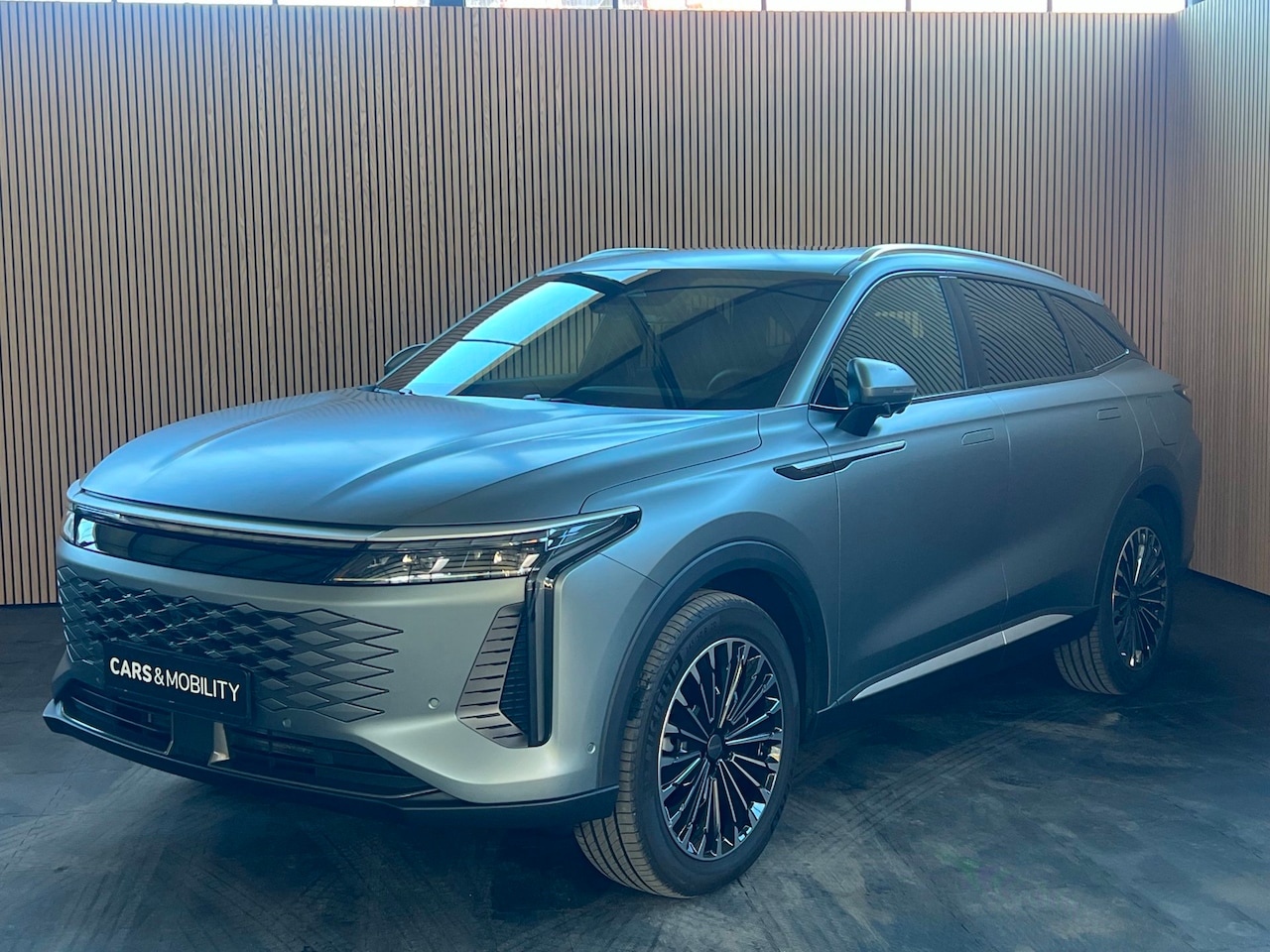 Omoda 9 - PHEV – 535 pk – luxe SUV – tot wel 145 km elektrisch – direct beschikbaar - AutoWereld.nl