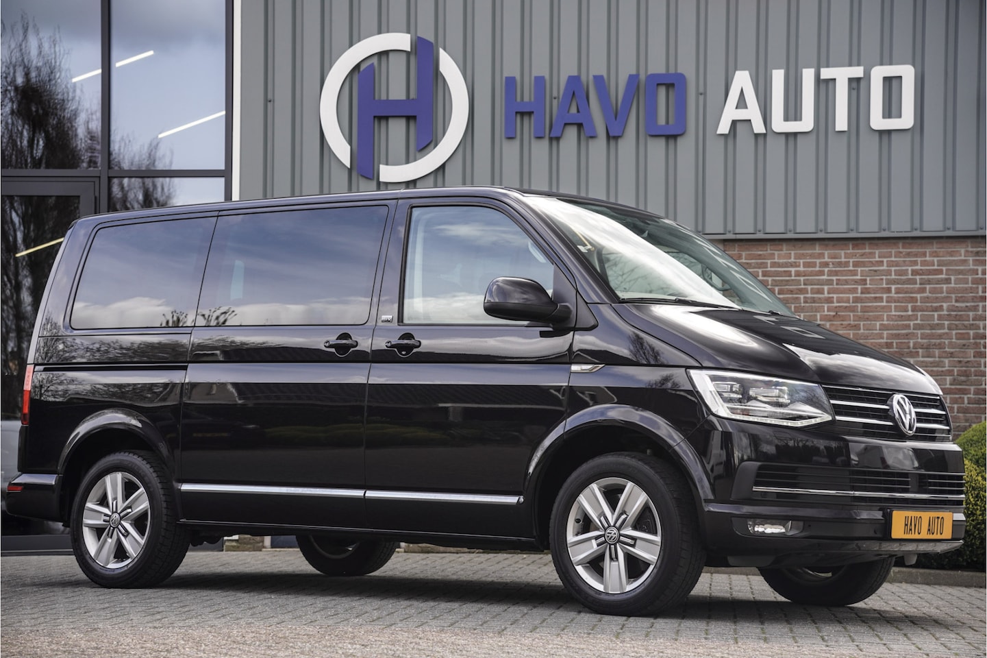 Volkswagen Transporter Multivan - 2.0 TSI L1 Highline, AUTOMAAT, NAVI, LED, DRAAISTOELEN - AutoWereld.nl