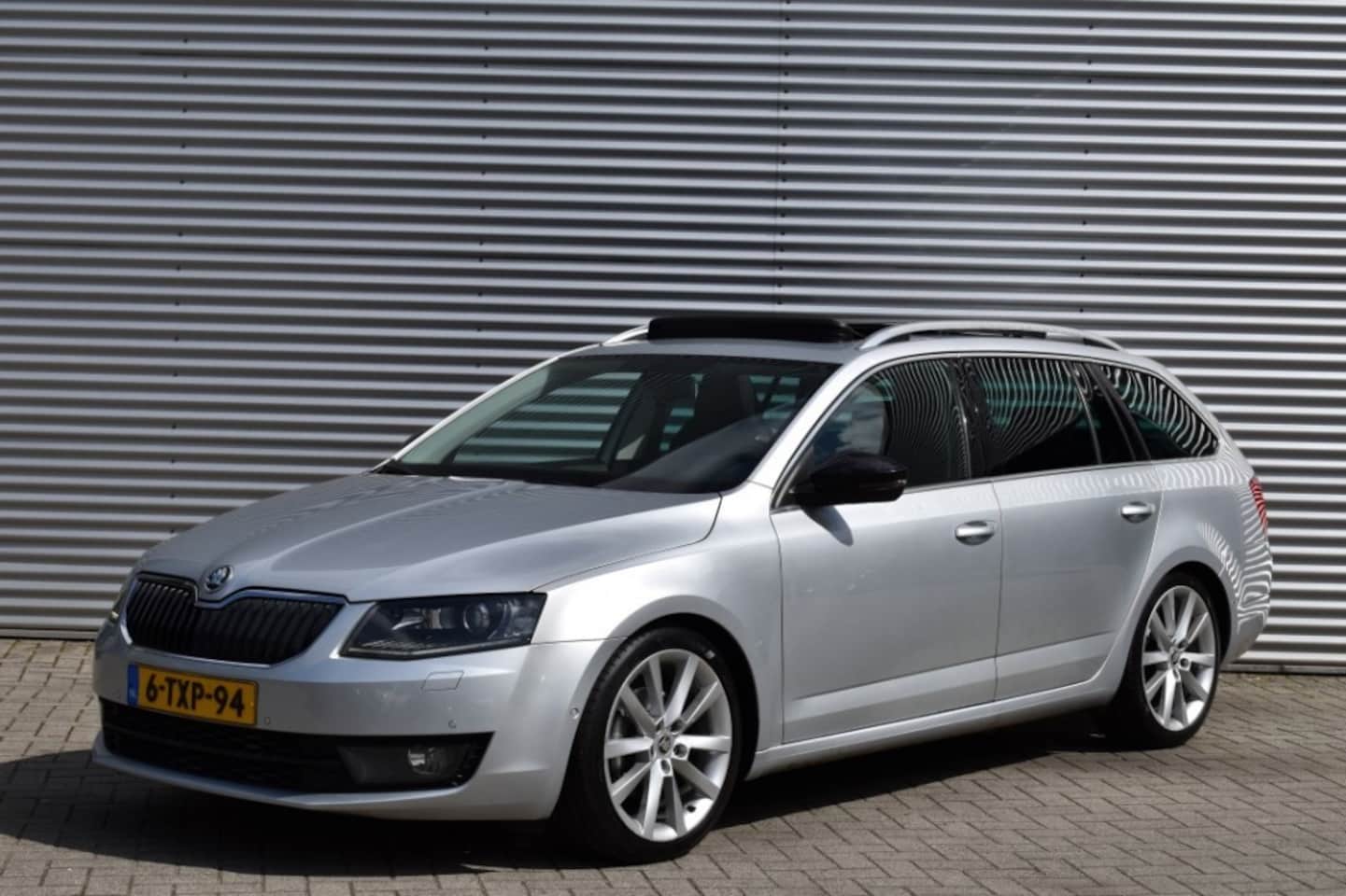 Skoda Octavia Combi - COMBI 1.4 TSI AUT7 ELEGANCE BNS LINE / P.DAK / STOEL VERW./ CANTON AUDIO - AutoWereld.nl