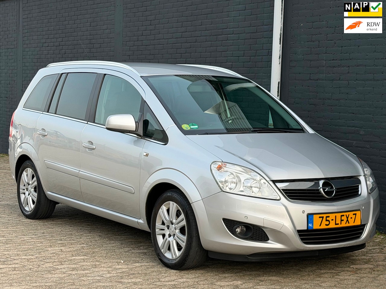 Opel Zafira - 1.8 Cosmo LEER NAVI TREKHAAK PDC CRUISE-CONTROL - AutoWereld.nl