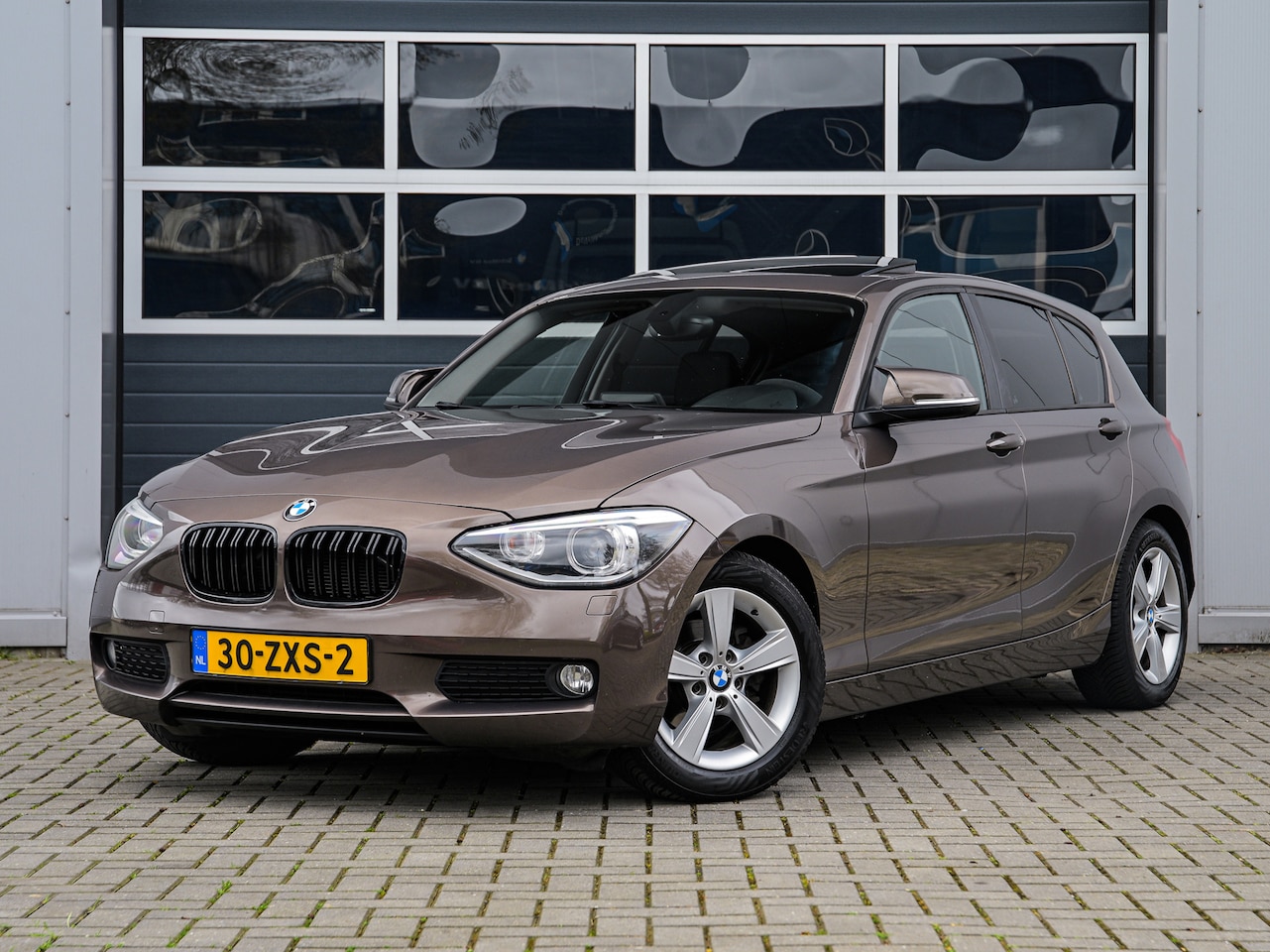 BMW 1-serie - 114i Upgrade Edition | Leder | Schuifdak | Xenon | Sportstoelen | PDC - AutoWereld.nl