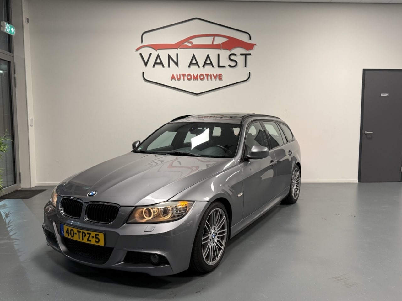 BMW 3-serie Touring - 318i M-sport / Pano/ Trekhaak/ Alcantara/ Navi - AutoWereld.nl