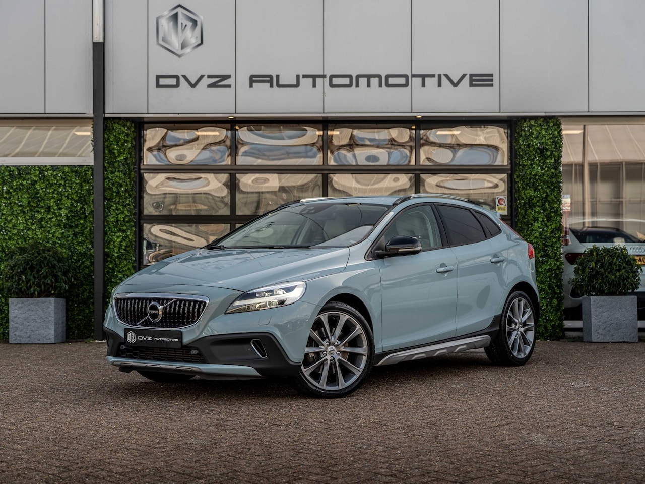 Volvo V40 Cross Country - 1.5 T3 Aut. Momentum | Blis | 18" LMV | Winter Pack - AutoWereld.nl