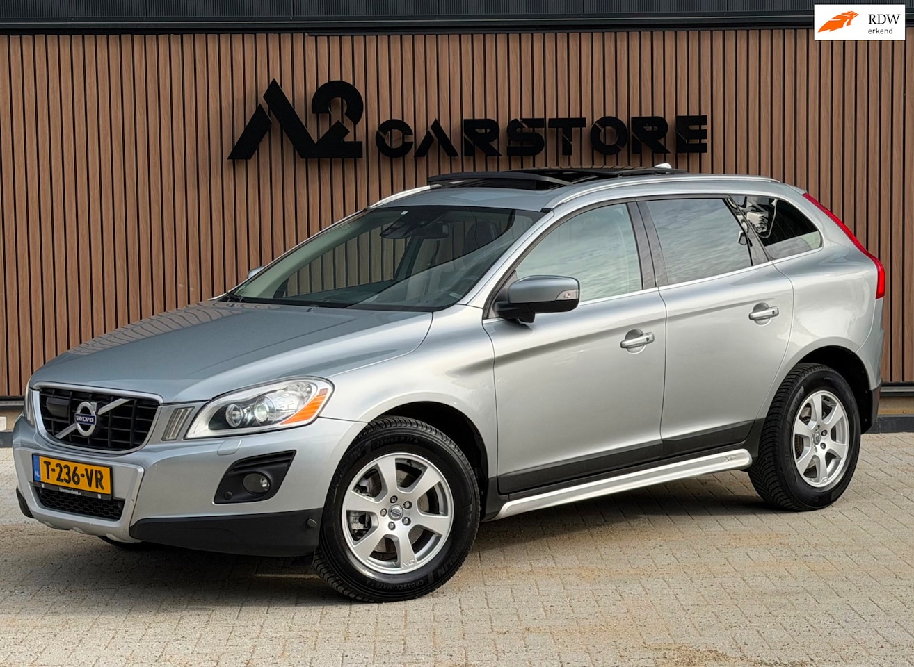 Volvo XC60 - 3.0 T6 AWD Momentum AUTOMAAT PANO LEER FULL - AutoWereld.nl