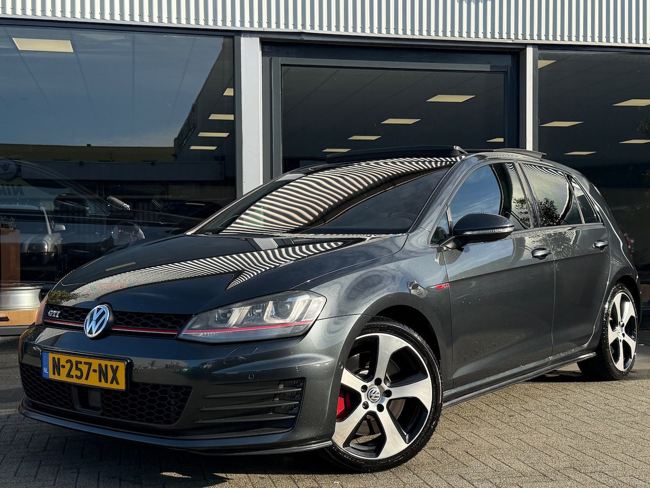 Volkswagen Golf - 2.0 TSI GTI DSG Performance 230PK PANO/DYNAUDIO/KEYLESS ENTRY&GO/DCC/ACHTERUITRIJCAMERA/AC - AutoWereld.nl