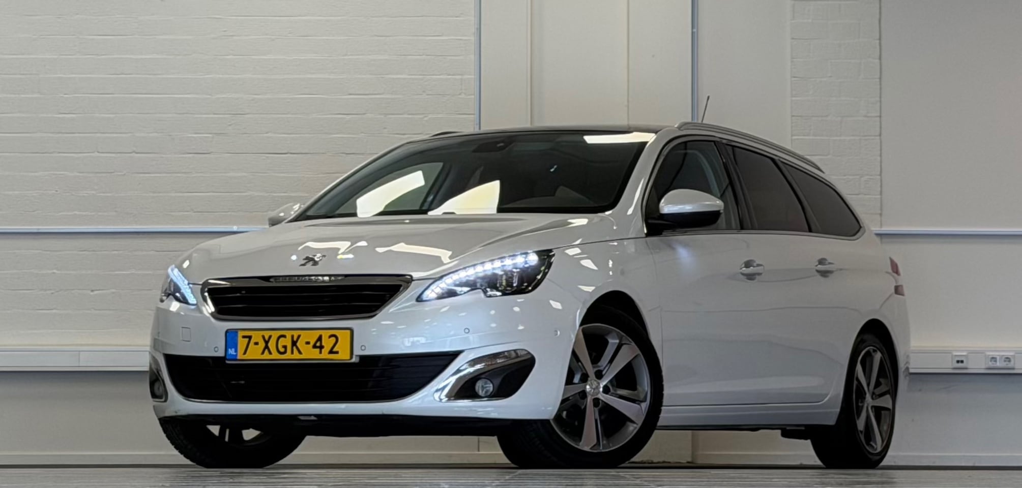 Peugeot 308 SW - 1.2 e-THP Première Camera Pano Trekhaak 3e Eigenaar - AutoWereld.nl