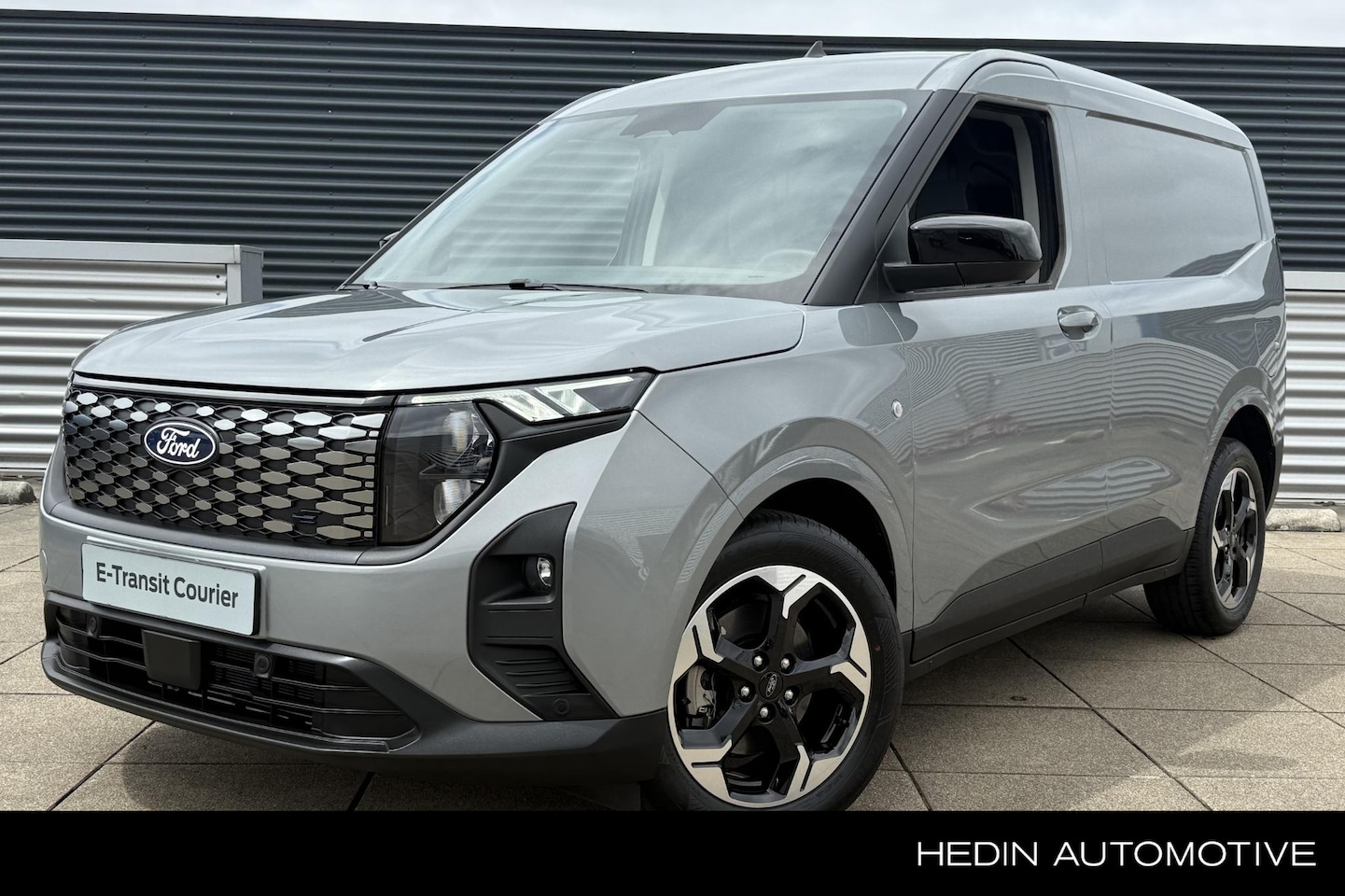 Ford Transit Courier - E-Transit Limited 44kWh 136PK | 0,99% rente | Driver ass pack | Led laadruimte | Trekhaak - AutoWereld.nl