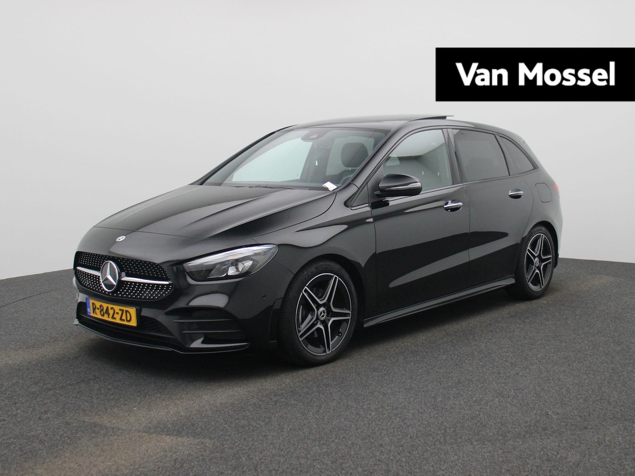 Mercedes-Benz B-klasse - 180 AMG Line AUTOMAAT | PANORAMADAK | CAMERA | NAVIGATIE | LED | HALF-LEDER - AutoWereld.nl
