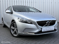 Volvo V40 - 2.0 T2 Momentum | Pano | Camera | PDC | 122pk | 17 | Stoelverwarming | Volledige historie