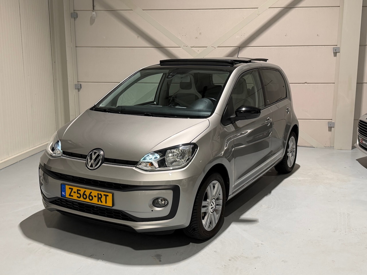 Volkswagen Up! - High PANO - Beats - 1e eig. Dealer ondrhd. Stoelvr. - AutoWereld.nl