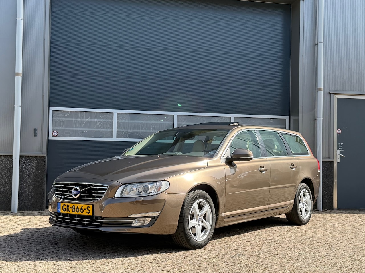 Volvo V70 - 2.0 D2 Inscription Edition bj.2015 Navi|Trekh|Opendak|Nap. - AutoWereld.nl