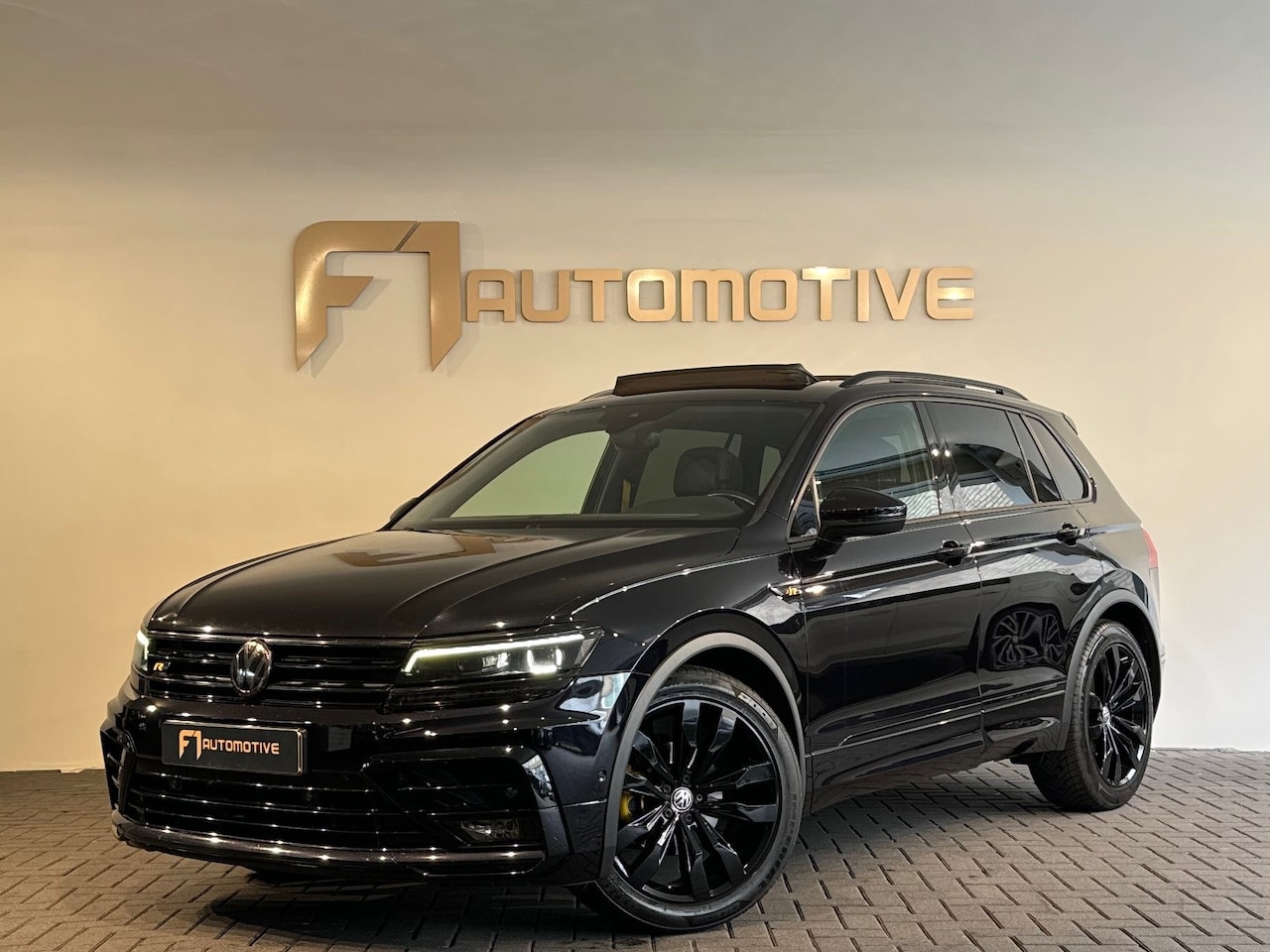 Volkswagen Tiguan - 1.5 TSI ACT Highline R Line Pano|Memory|Key - AutoWereld.nl