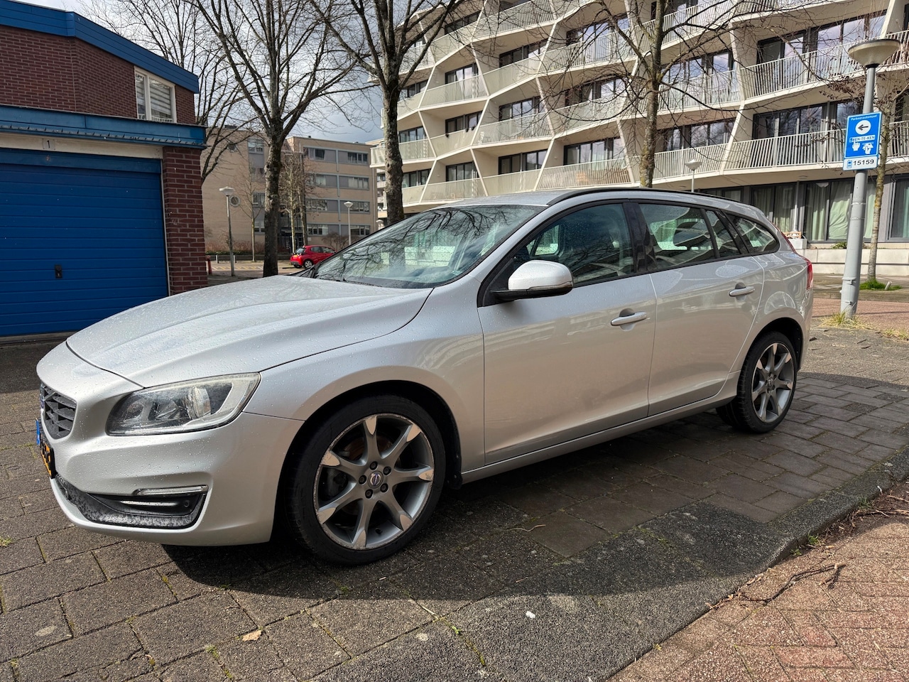 Volvo V60 - 2.0 D3 R-Design Euro 6 Cruise Climate - AutoWereld.nl