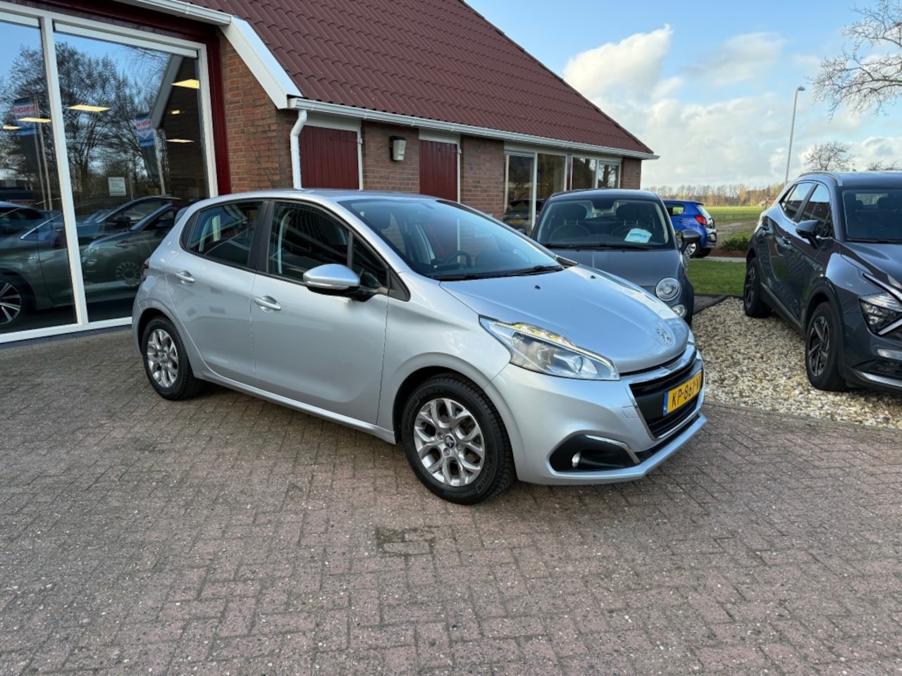 Peugeot 208 - 1.2 PURETECH BLUE LION 5-DRS SLECHTS 59.362 KM! 1e EIGENAAR - AutoWereld.nl
