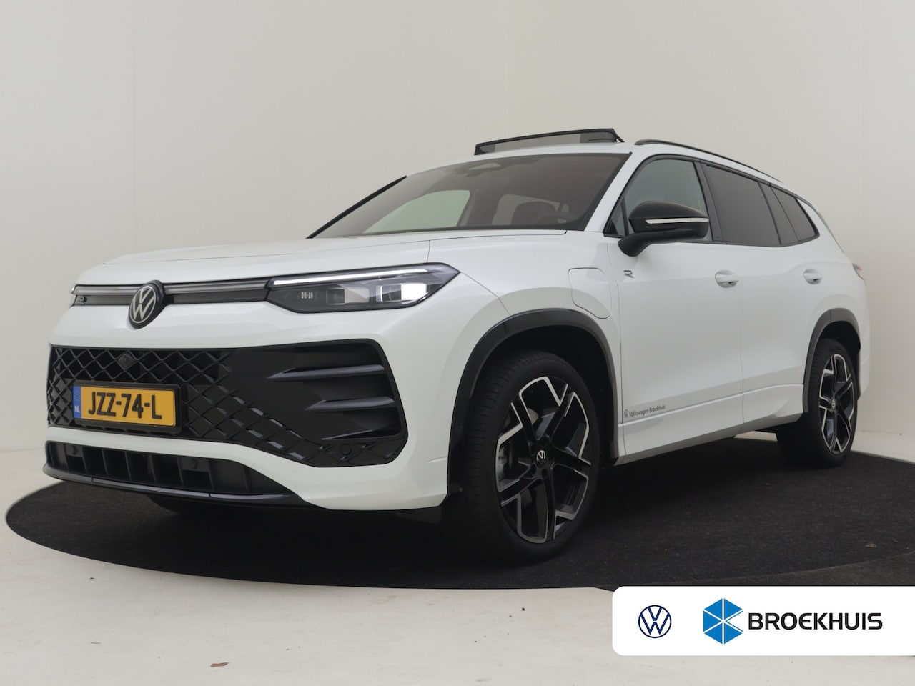 Volkswagen Tayron - 1.5 eHybrid R-Line Edition | Black Edition | Panoramadak | Trekhaak - AutoWereld.nl