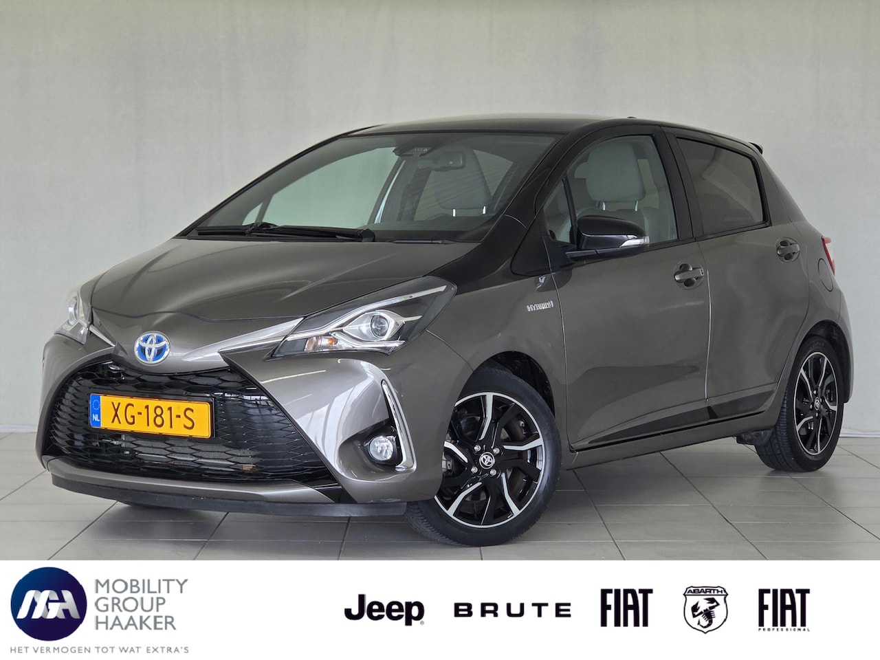 Toyota Yaris - 1.5 Hybrid Bi-Tone Plus | Panoramadak | Navigatie | Parkeercamera - AutoWereld.nl