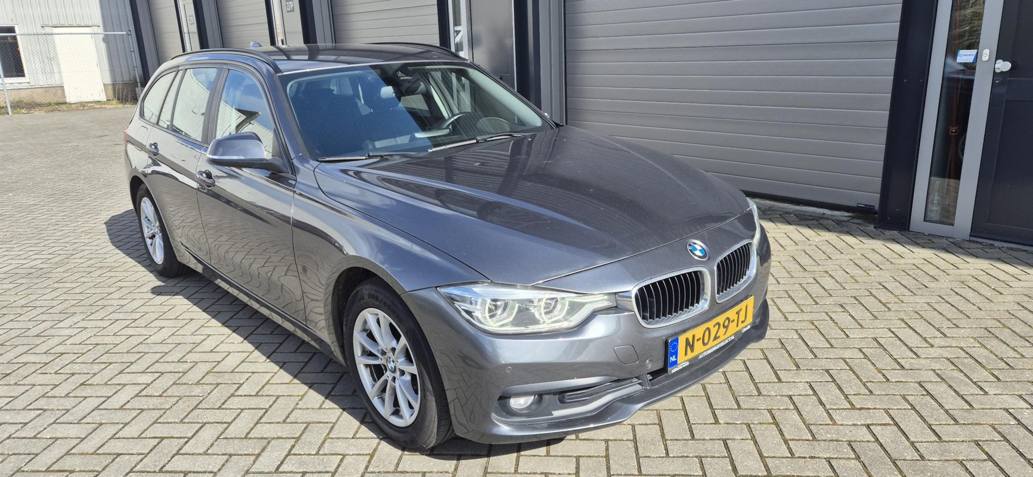BMW 3-serie Touring - 320d Edition Sport Line Shadow Executive rijdt en schakelt goed, lv deur en scherm schaafs - AutoWereld.nl