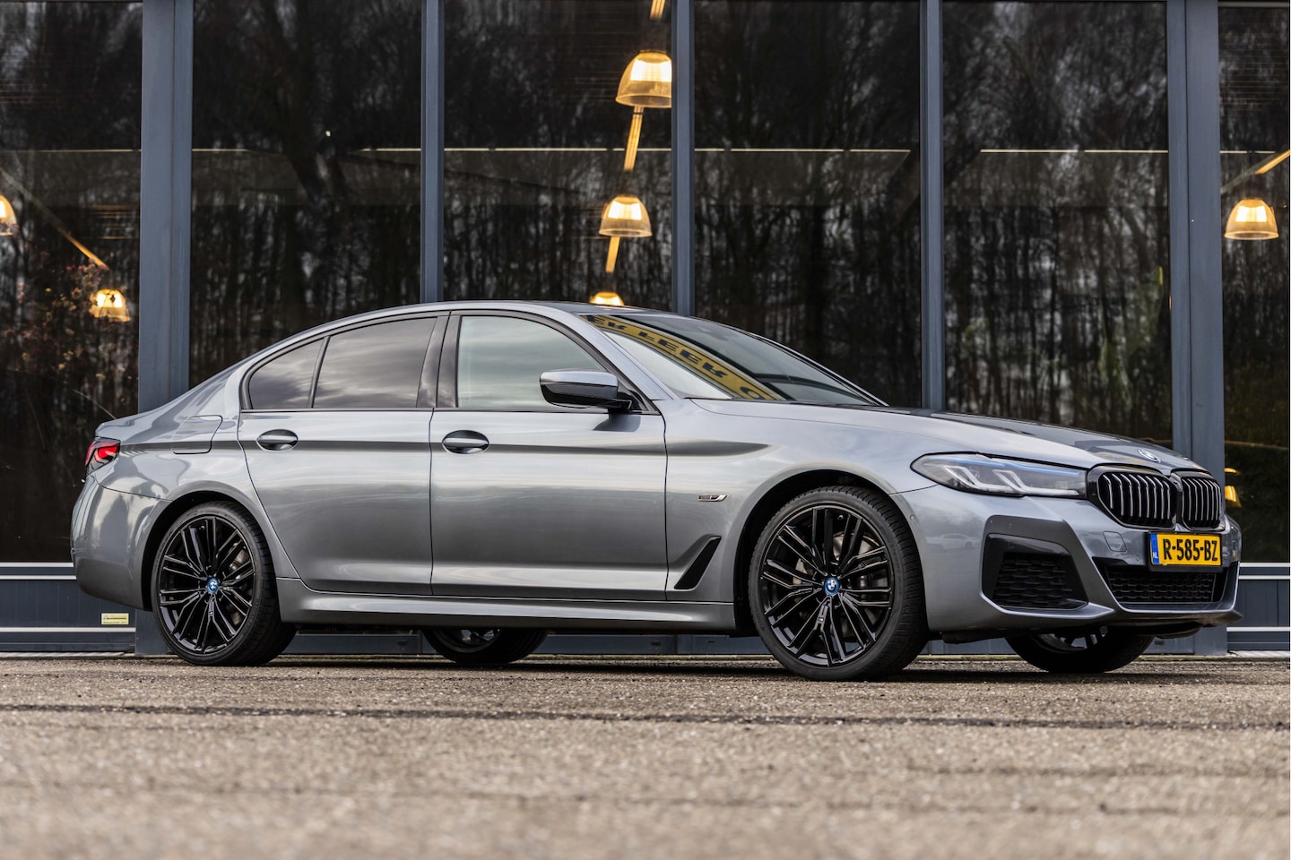 BMW 5-serie - 530e Business Edition Plus Schuif/kantel dak M-Sport - AutoWereld.nl