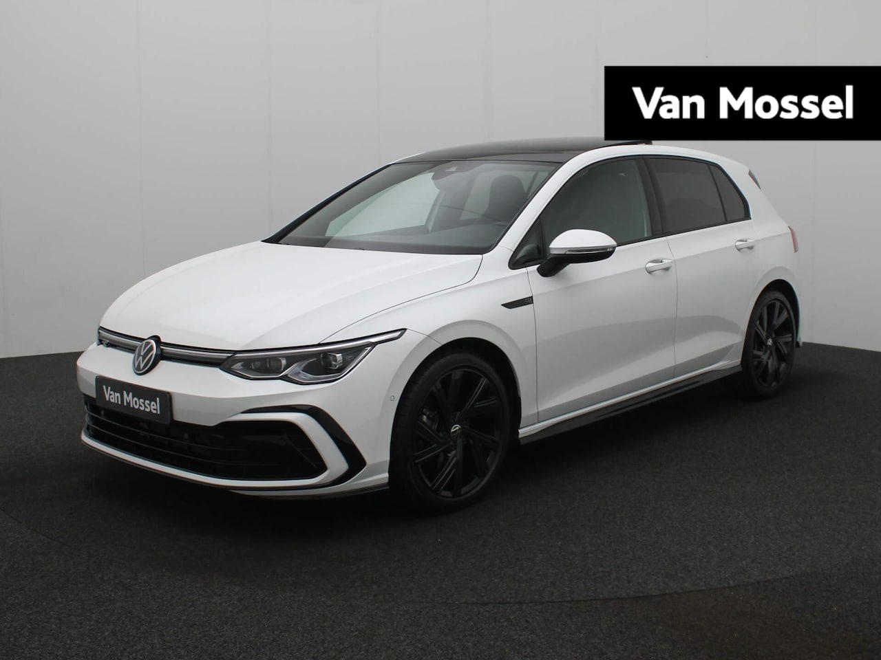 Volkswagen Golf - 1.5 eTSI R-LINE | PANORAMADAK | BLACK OPTIEK | 18 INCH LICHTMETALEN VELGEN | STUUR & STOEL - AutoWereld.nl