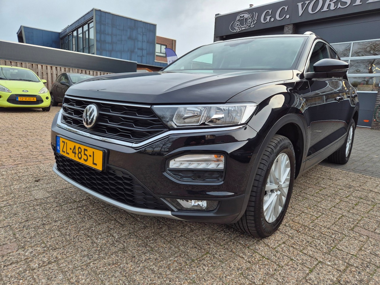 Volkswagen T-Roc - 1.0 TSI Style /navi/carplay/trekhaak/140pk gechipt - AutoWereld.nl