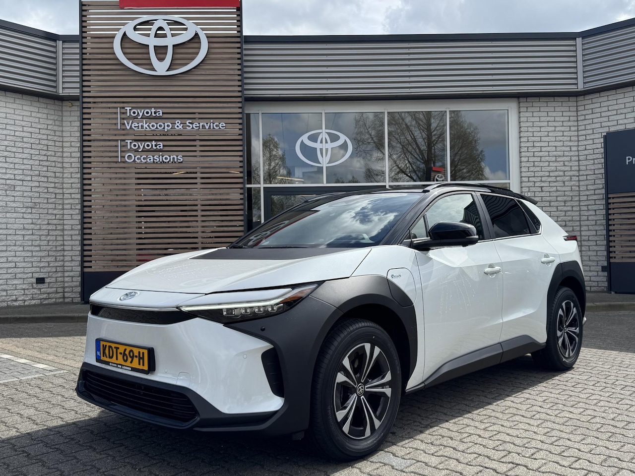 Toyota bZ4X - DYNAMIC 71KWH BI-TONE VOORRAAD VOORDEEL!! PANO-DAK STOEL/STUURVERW BLIND-SPOT 360° CAMERA - AutoWereld.nl