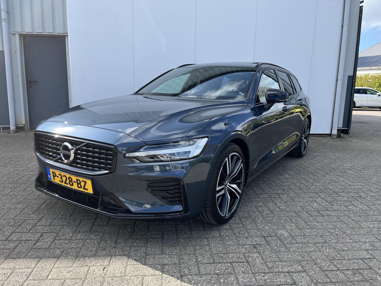 Volvo V60 - 2.0 T6 Recharge AWD R-Design|LongRange|ACC|Pano|el.bed.stoelen| - AutoWereld.nl