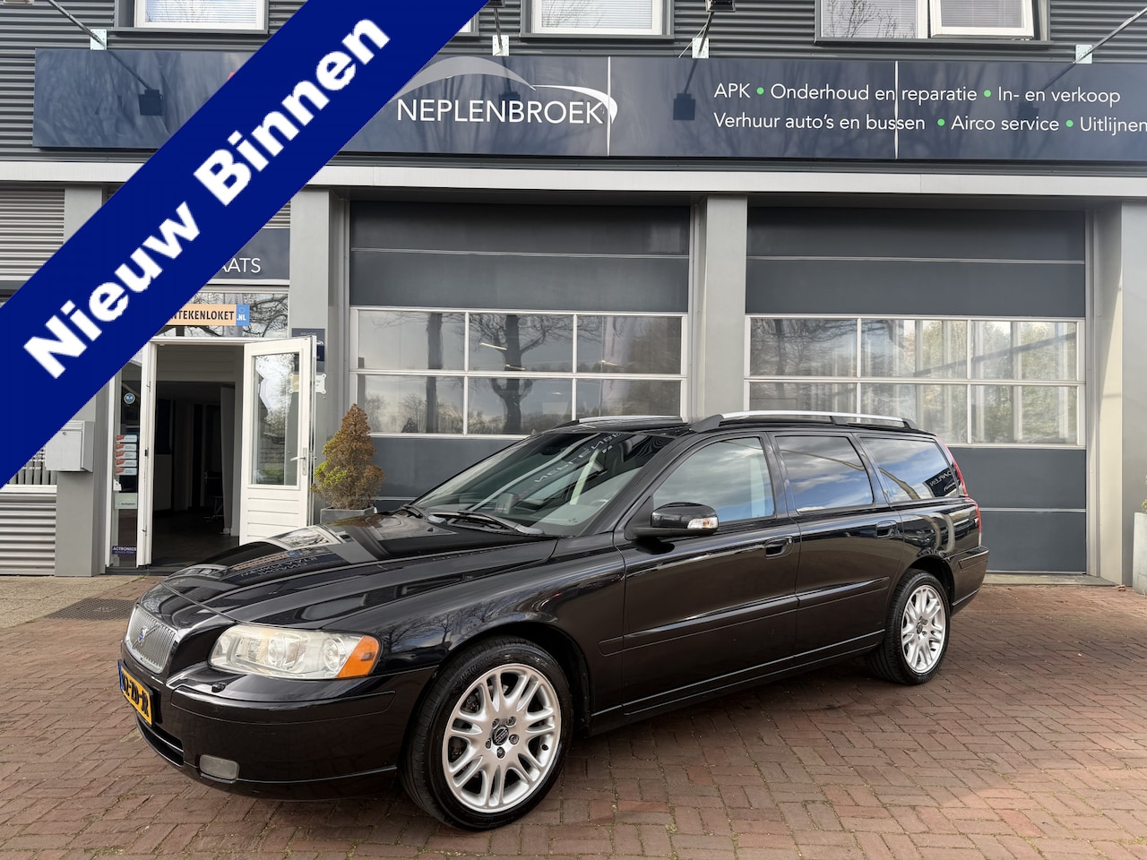 Volvo V70 - 2.0T Edition Sport Youngtimer Leer,Trekhaak,Navi,Clima 180PK Vol optie !! - AutoWereld.nl